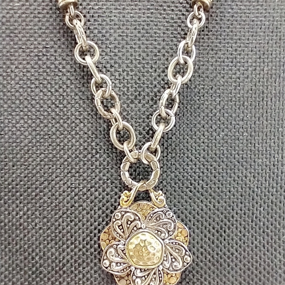 Necklace women's bronze gold tone medallion. Flower with yellow tone. - Picture 4 of 9